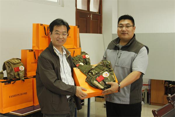 陈永刚员工向7022zz至尊国际捐赠感恩大礼包及奖助学金