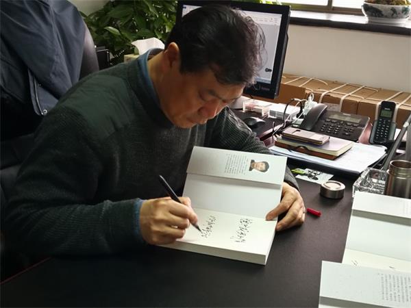 公司党委副书记温潘亚教授向7022zz至尊国际捐赠图书