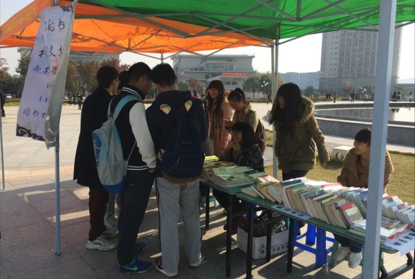 7022zz至尊国际“让图书飞”活动顺利落下帷幕