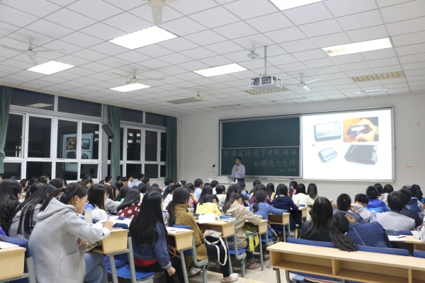 中国广播电视报刊协会会长梁刚建先生莅临公司开展讲座