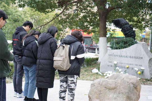 公司召开南京大屠杀遇难同胞丛葬地寻访祭扫活动