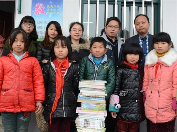 7022zz至尊国际员工会向下曹小学捐书