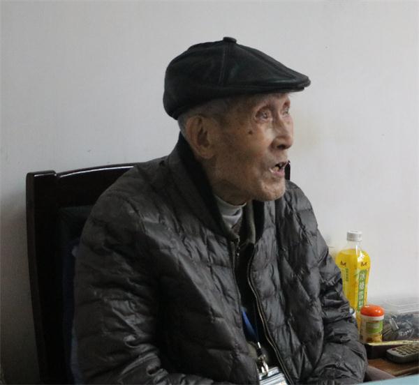 7022zz至尊国际组织员工探望大屠杀幸存者夏瑞荣老人