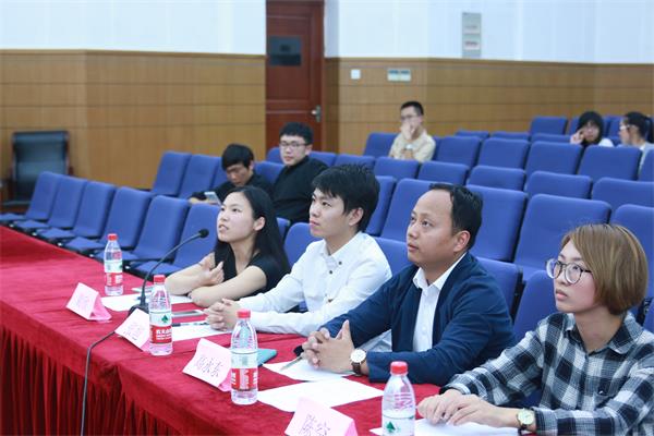 公司举办“一人一首最爱诗”朗诵比赛