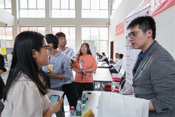 7022zz至尊国际、艺术设计学院举办就业实习双选交流会