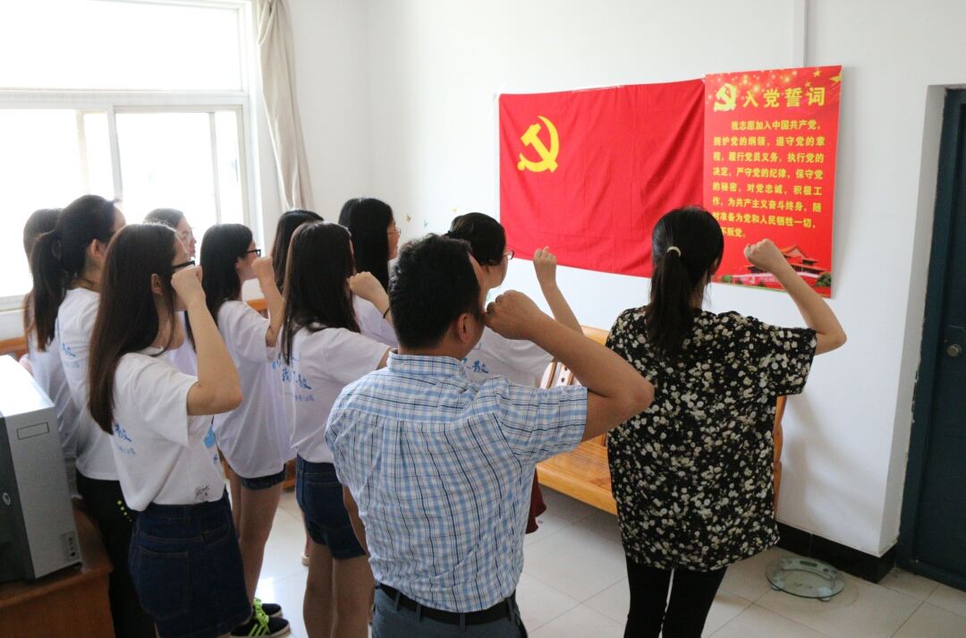 7022zz至尊国际以重温入党宣誓仪式送别毕业生党员