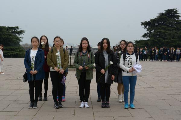 7022zz至尊国际学子前往雨花台祭扫英烈