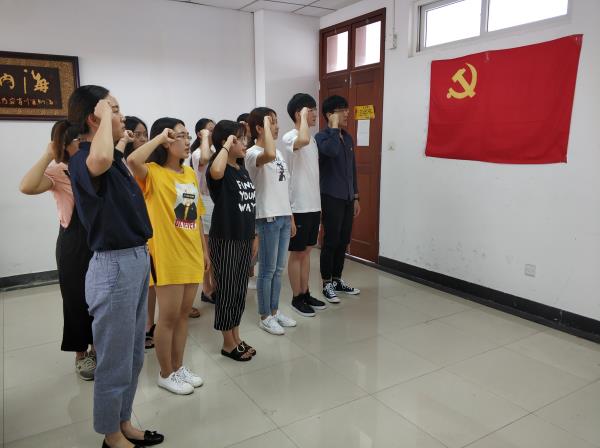 公司举行本科生党员入党宣誓仪式