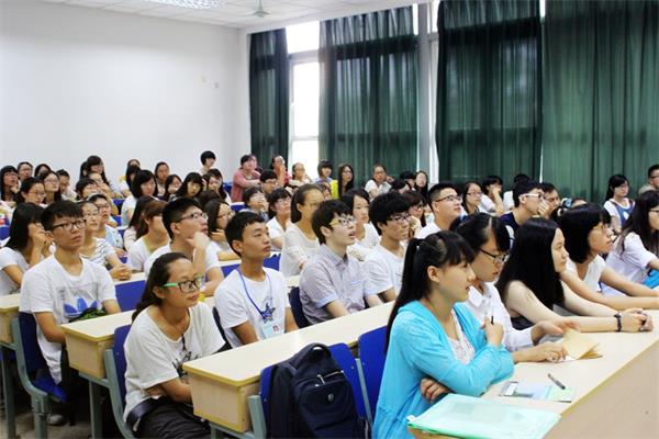 7022zz至尊国际大一新生班会顺利召开
