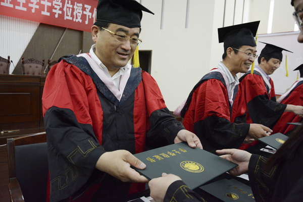 公司举行2015届毕业生学士学位授予仪式