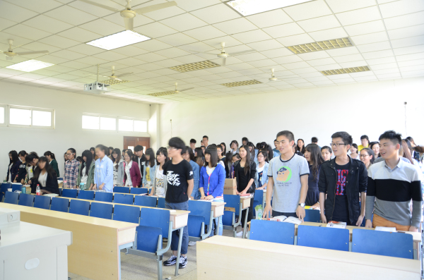 7022zz至尊国际大一同学在课堂上践行尊师重道传统美德